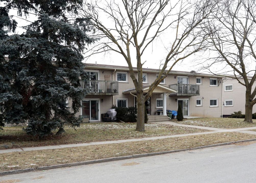 164 Applewood Cres in Guelph, ON - Building Photo