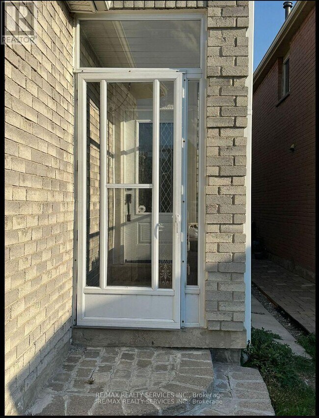 132 Cherrytree Dr in Brampton, ON - Building Photo - Building Photo