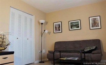 1627 NW 18th St-Unit -404 in Miami, FL - Building Photo - Building Photo