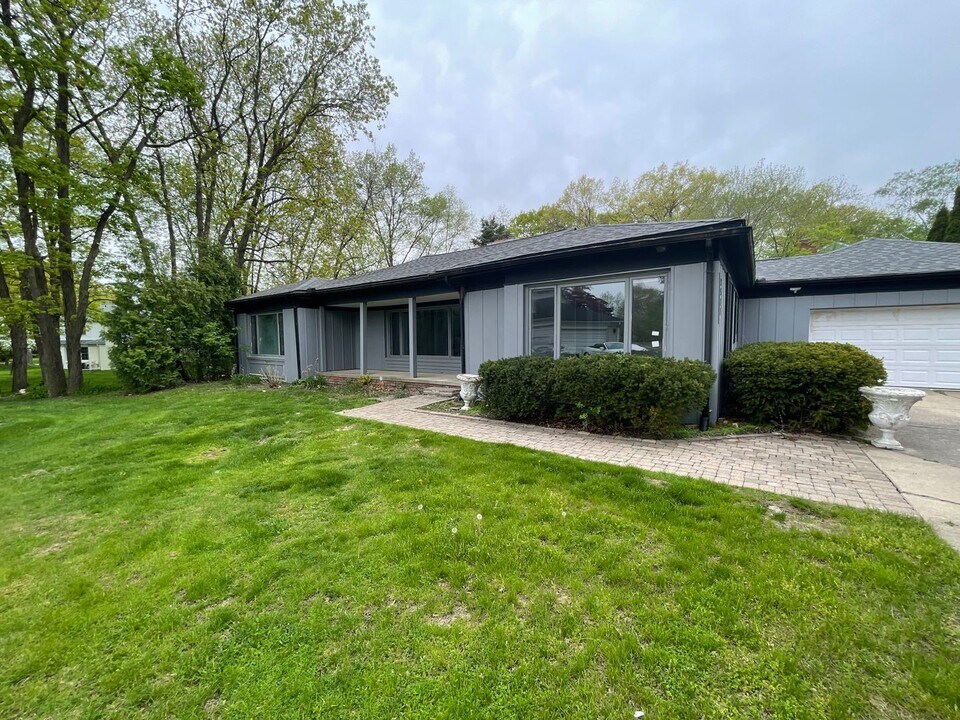 2571 Haverford Dr in Troy, MI - Building Photo
