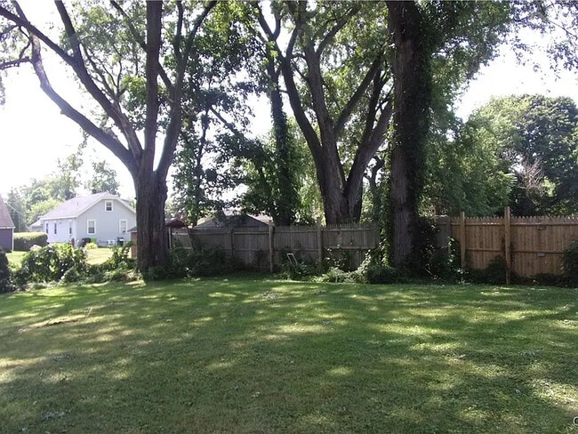 223 W Molloy Rd in Mattydale, NY - Foto de edificio - Building Photo