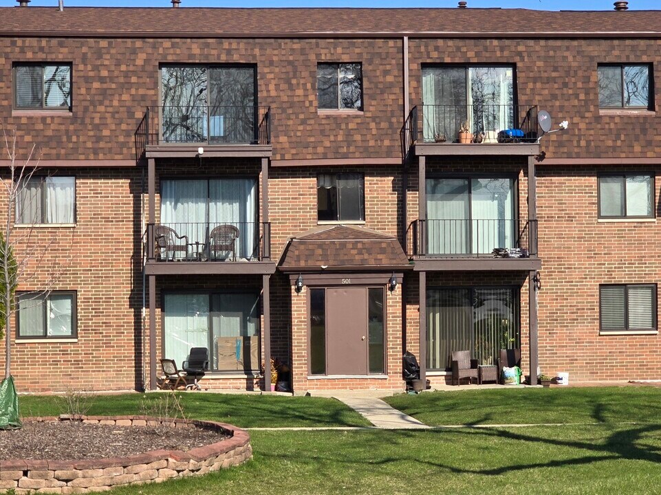 501 McHenry Rd in Wheeling, IL - Building Photo