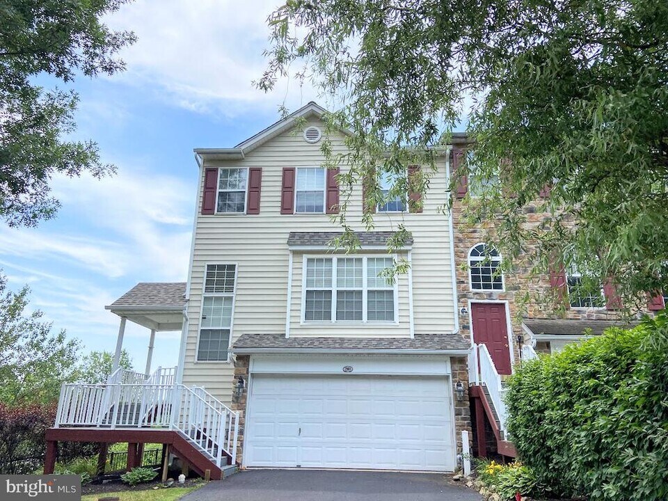201 Yorktown Ct in Malvern, PA - Building Photo