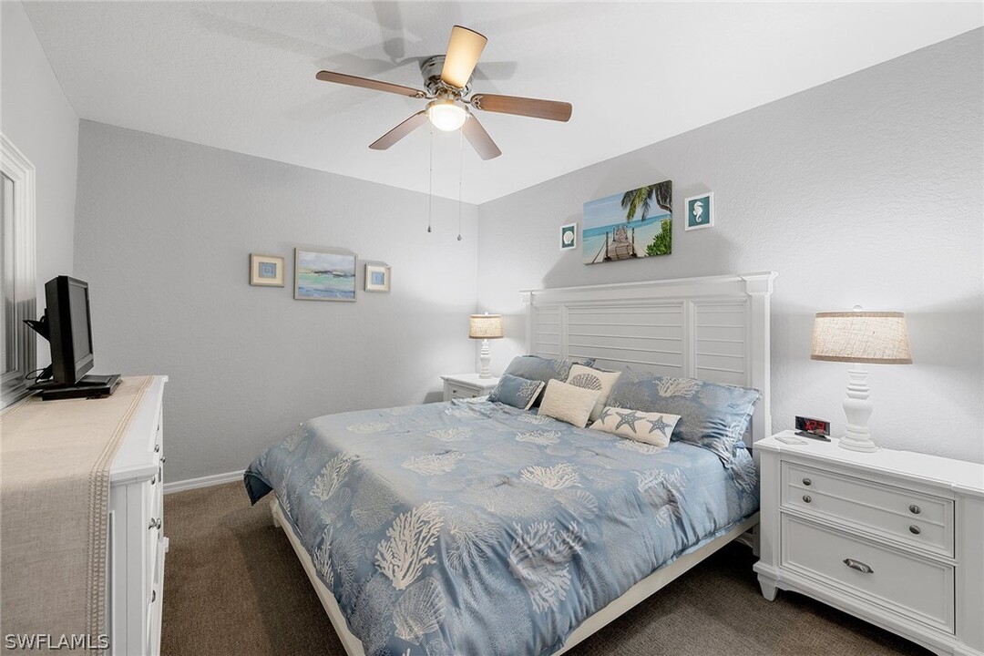 9060 Michael Cir in Bonita Springs, FL - Foto de edificio