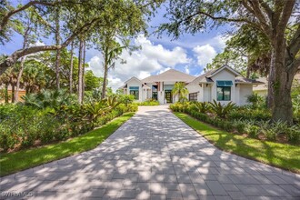 987 Barcarmil Way in Naples, FL - Foto de edificio - Building Photo