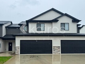 6914 Bluebell Ct in Johnston, IA - Building Photo