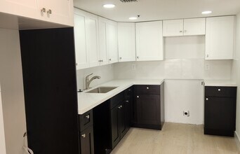 17890 W Dixie Hwy, Unit 318 in North Miami Beach, FL - Foto de edificio - Building Photo