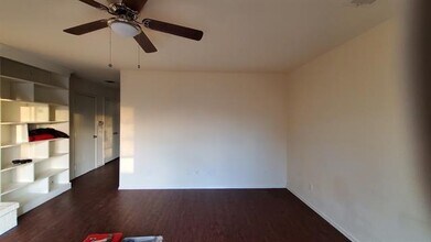 3803 O B Crowe Dr in Dallas, TX - Building Photo - Building Photo