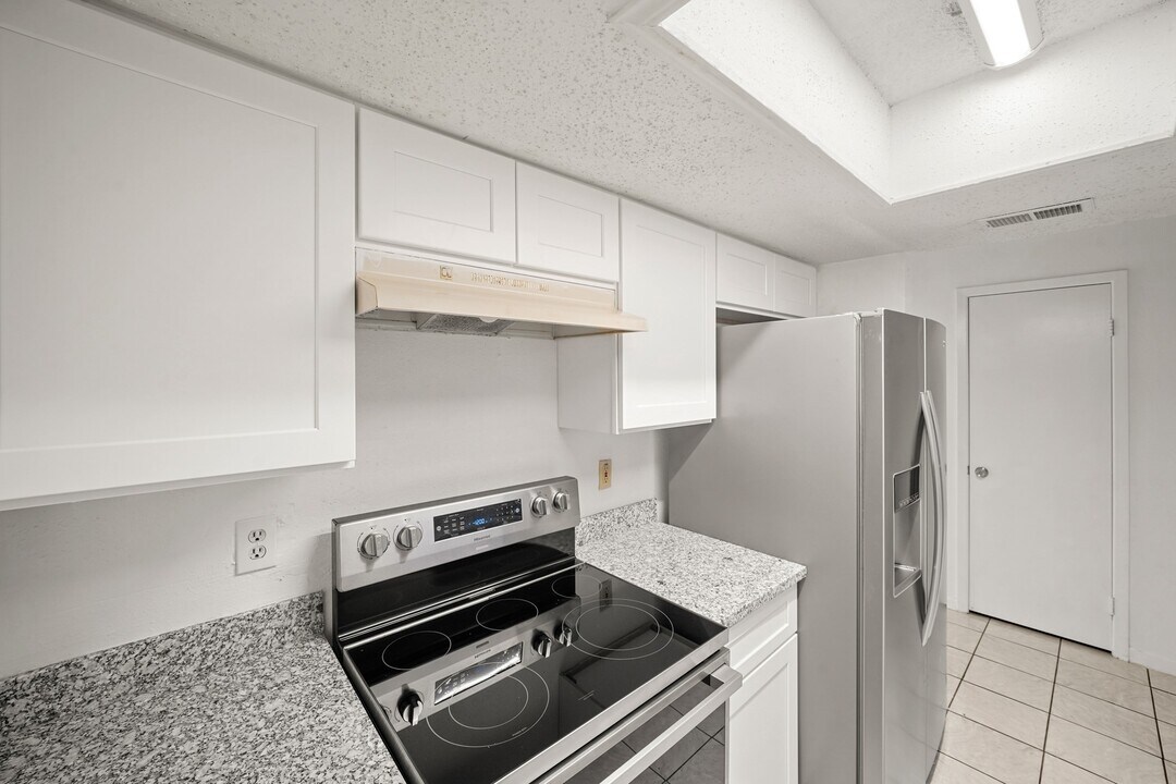 3987 Tanglewilde St in Houston, TX - Building Photo