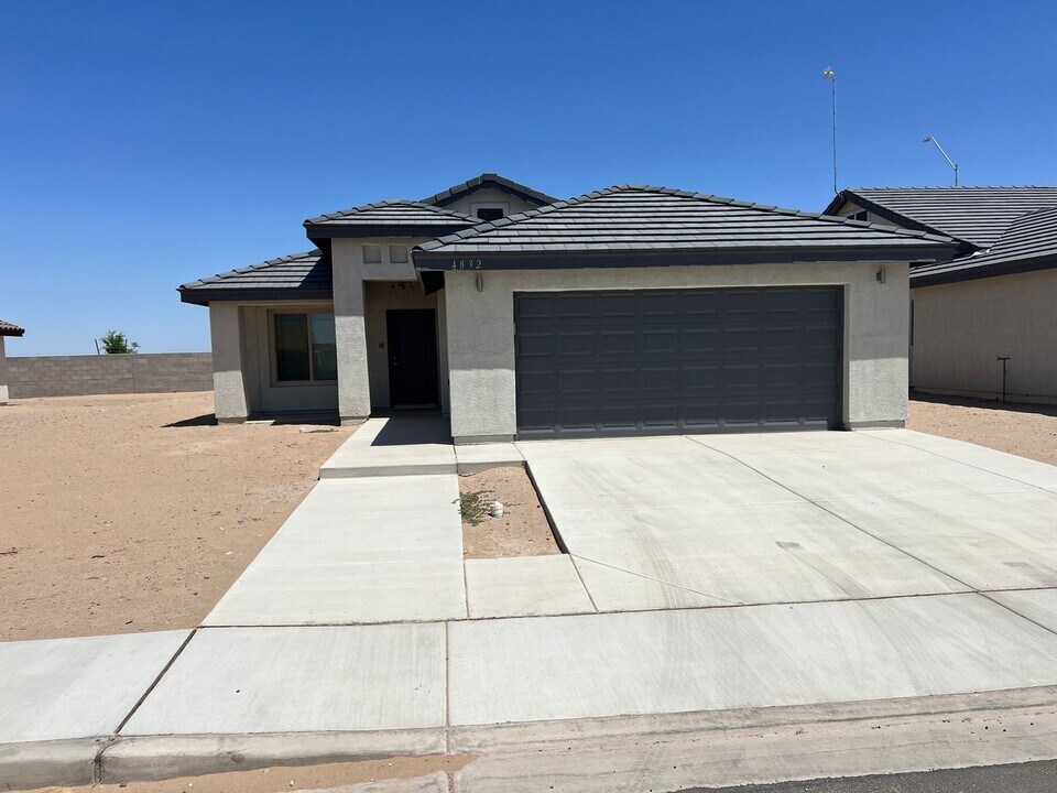 4832 E Udall Ln in San Luis, AZ - Building Photo
