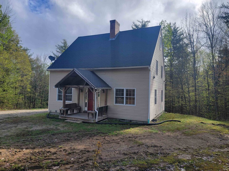 59 Davis Rd in Danbury, NH - Building Photo