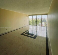 9220 Fontainebleau Blvd in Miami, FL - Building Photo - Building Photo