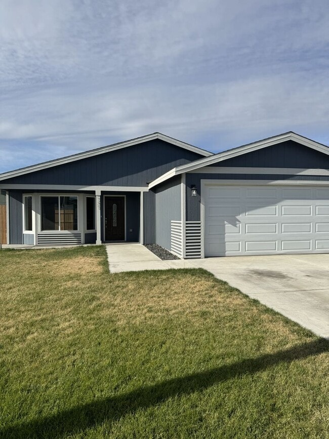 731 NE 8th St in Hermiston, OR - Foto de edificio - Building Photo