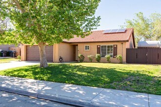 4034 E Ave R in Palmdale, CA - Foto de edificio - Building Photo