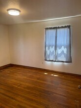 1325 S Second St in Lebanon, OR - Foto de edificio - Building Photo