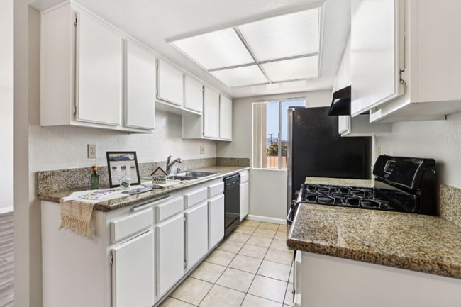 700 E Cedar Ave in Burbank, CA - Building Photo - Building Photo