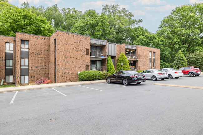 Heritage Court Condominiums in Annandale, VA - Building Photo - Building Photo