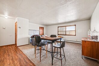 2017 Commerce Blvd, Unit #201 in Mound, MN - Foto de edificio - Building Photo