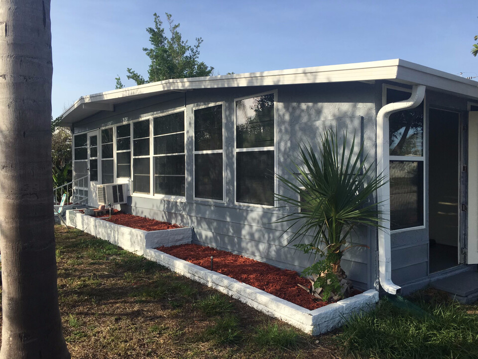 5439 Taylor Ave in Port Orange, FL - Building Photo