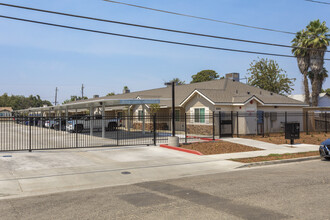 White St Apartments in Hanford, CA - Building Photo - Primary Photo