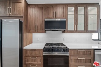 160 N Almont Dr in Beverly Hills, CA - Building Photo - Building Photo