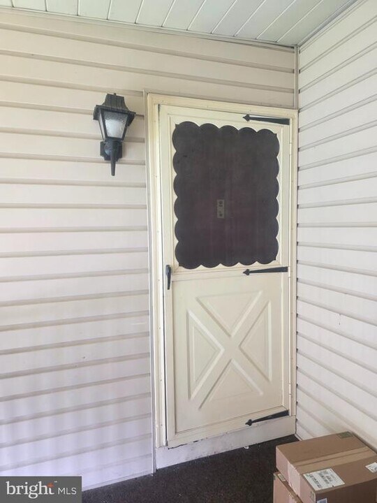 22 Alburtus Ct in Trenton, NJ - Building Photo