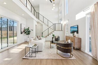 323 Alcalde St in Dallas, TX - Building Photo - Building Photo
