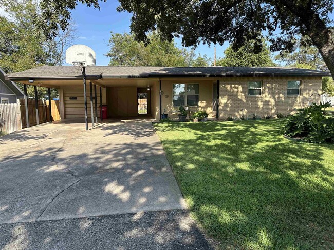 448 Elm Dr in Kingsland, TX - Foto de edificio - Building Photo