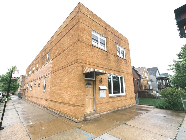 5201 W Roscoe St, Unit 1N in Chicago, IL - Building Photo - Building Photo