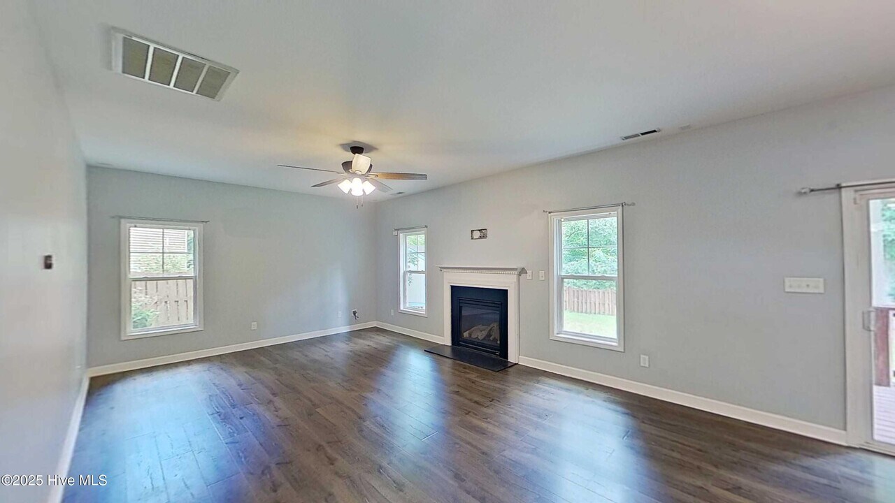 128 Katrina St in Sneads Ferry, NC - Building Photo
