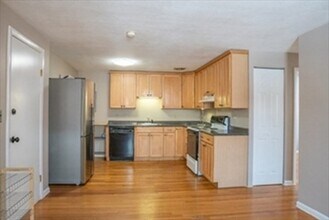 4 Colonial Village Dr, Unit 4 in Arlington, MA - Foto de edificio - Building Photo