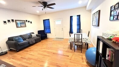 489 Main St, Unit A in Stoneham, MA - Foto de edificio - Building Photo