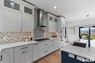 6817 Timber Ct in Bettendorf, IA - Building Photo - Building Photo