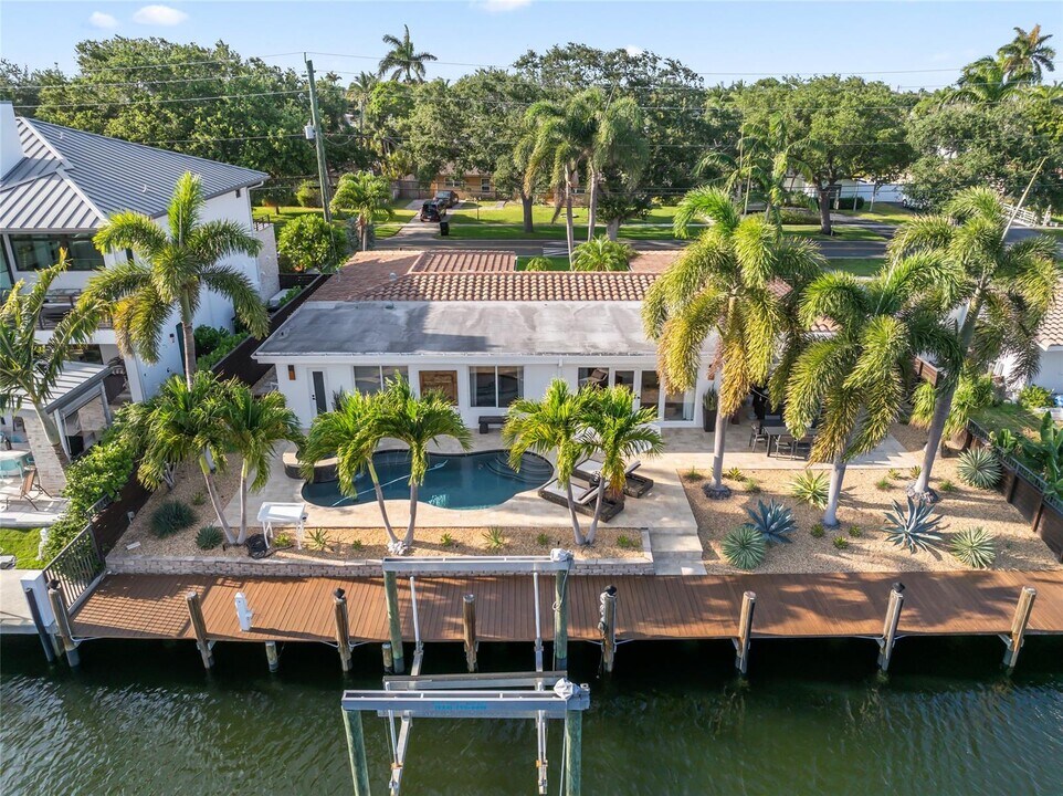 2530 NE 49th St in Lighthouse Point, FL - Building Photo
