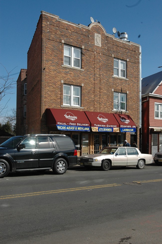 1095 Main St in Paterson, NJ - Building Photo - Building Photo