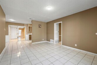 9407 N Creek Dr in Austin, TX - Building Photo - Building Photo