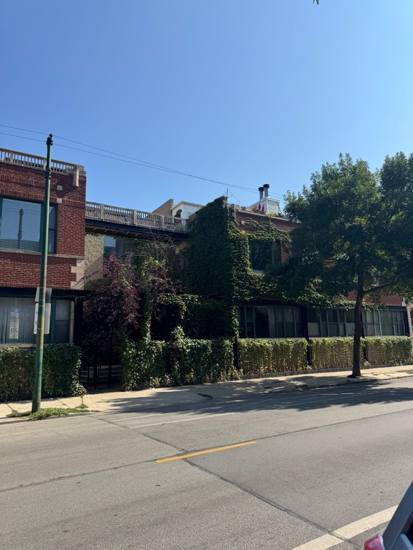 property at 2943 N Lincoln Ave