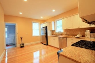 179 College Ave, Unit 2 in Somerville, MA - Building Photo - Building Photo