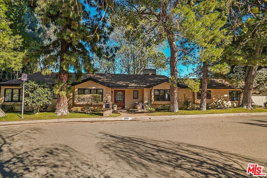 2270 Stradella Rd in Los Angeles, CA - Building Photo