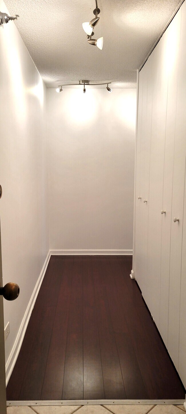70 W Huron St, Unit 703 in Chicago, IL - Building Photo - Building Photo