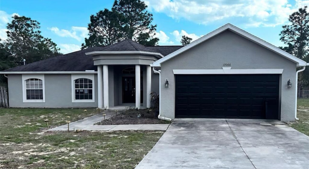 13066 Painted Bunting Ave in Weeki Wachee, FL - Foto de edificio