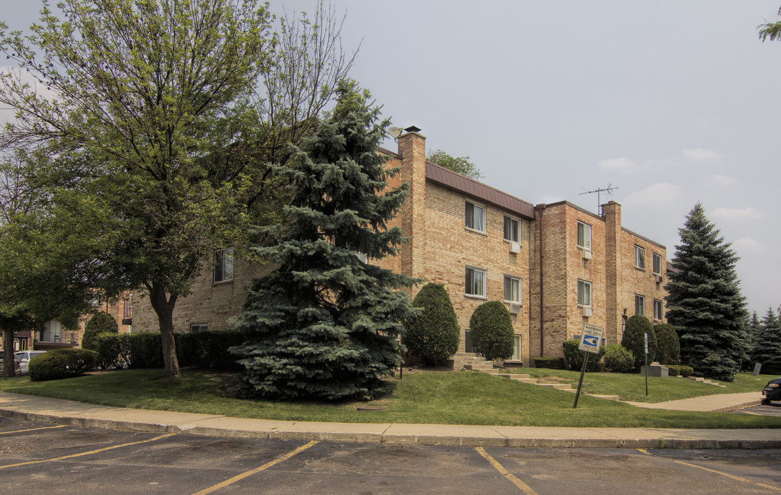 359 W Hawthorne Cir in Mount Prospect, IL - Building Photo