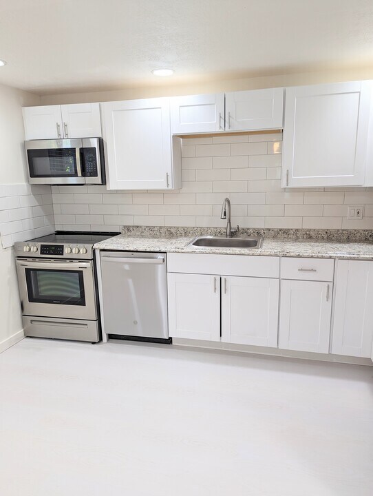 18 E 900 S in Layton, UT - Building Photo