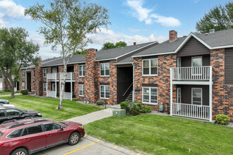 CARRINGTON COURT in Grand Forks, ND - Building Photo - Building Photo