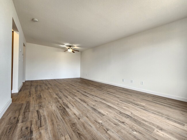 Newbury Place Apartments in Oak Creek, WI - Foto de edificio - Building Photo