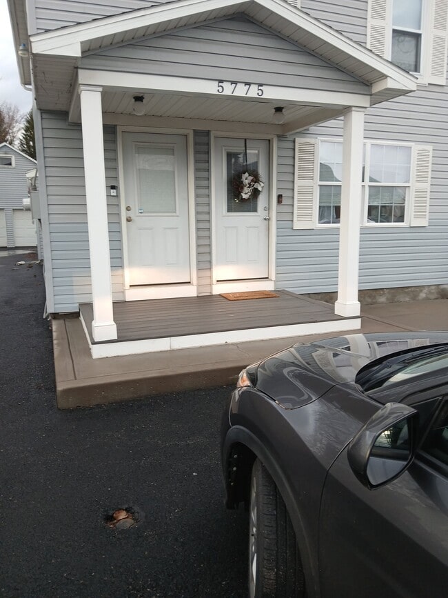5775 Crabtree Ln in Cicero, NY - Building Photo - Building Photo