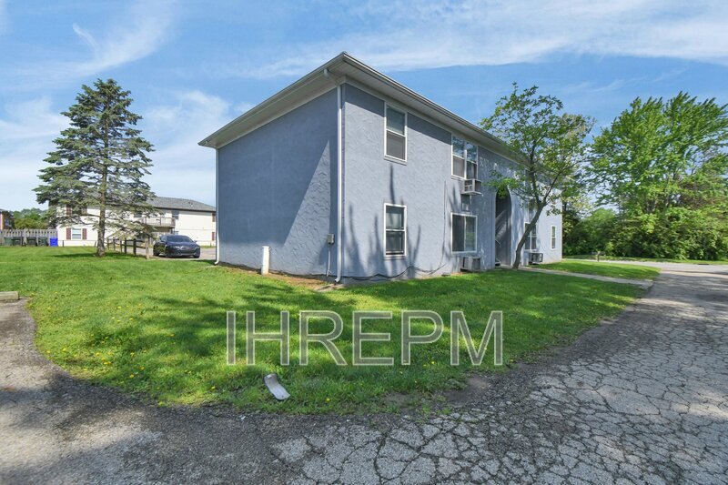 2595 Red Rock Blvd in Grove City, OH - Building Photo