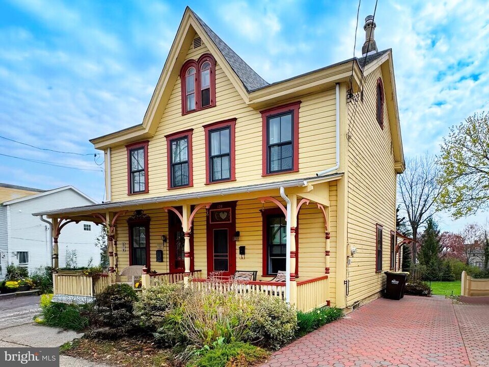 138 E Oakland Ave in Doylestown, PA - Building Photo