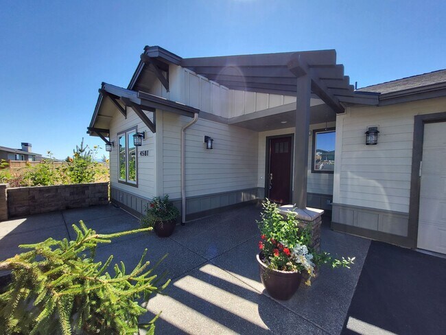4581 SW Zenith Point Ct in Redmond, OR - Building Photo - Building Photo