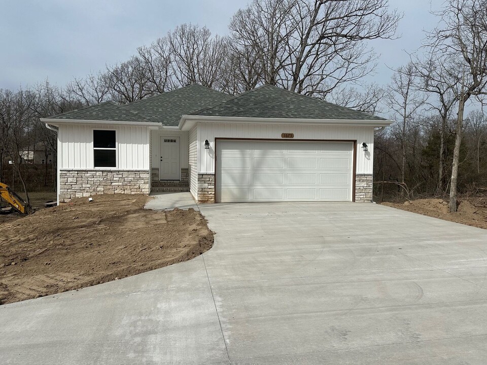 1675 N Marshall Rd in Marshfield, MO - Building Photo